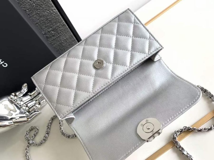 Chanel flap bag size 19cm
