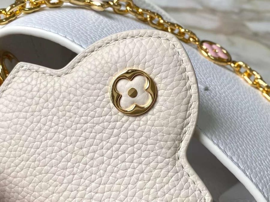 LOUIS VUITTON Capucines Size21cm