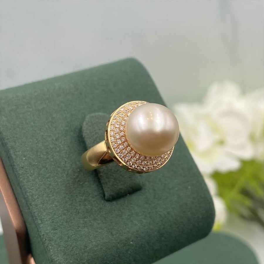 Diamond ring with pearl