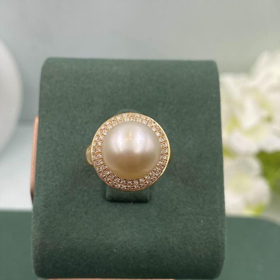 Diamond ring with pearl