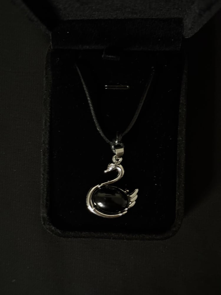 قلادة swan 5