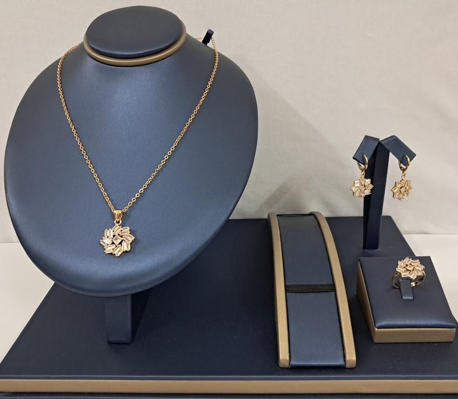 Women's accessory set with an elegant flower design
