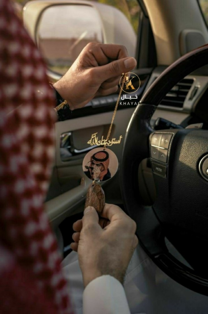 تعليقة سيارة بصورة من تحب مع كسره العود