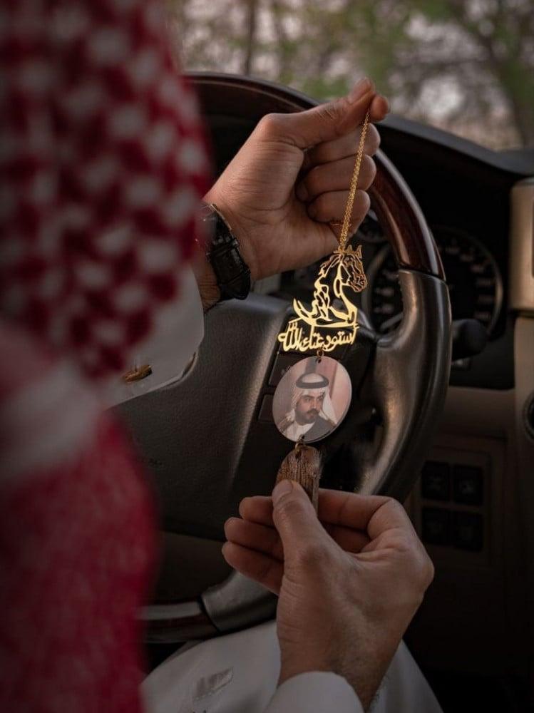 تعليقة خيل مع كسرة العود و صورة من تحب