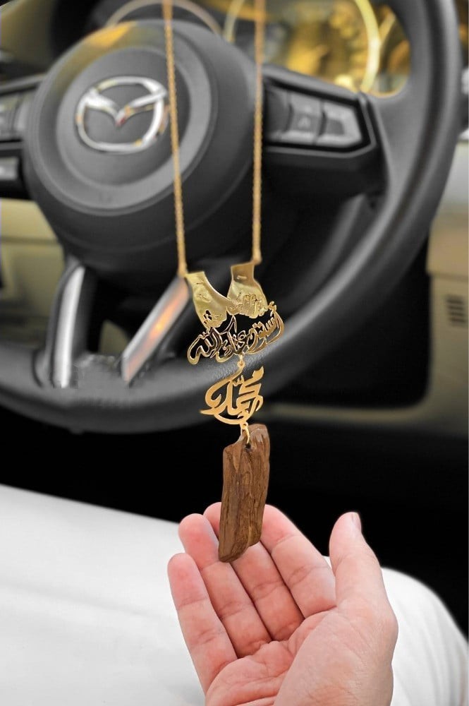 تعليقه كسرة العود ماسكين يد بعض بالاسم
