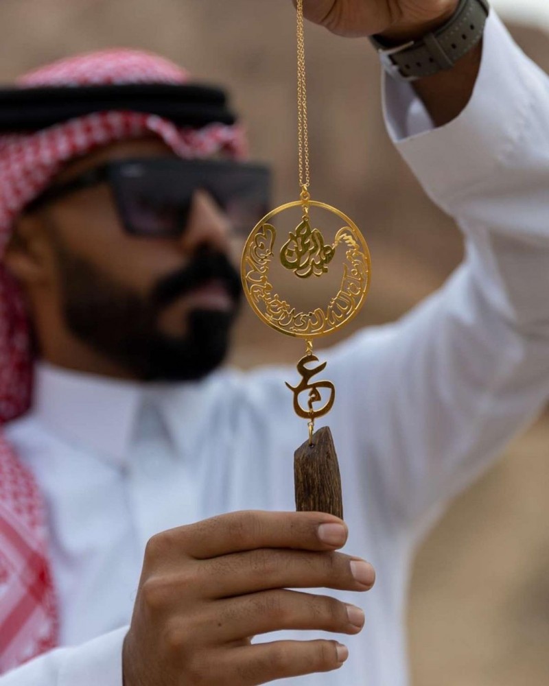 تعليقة كسرة العود بالاسم مع الحروف المدموجه