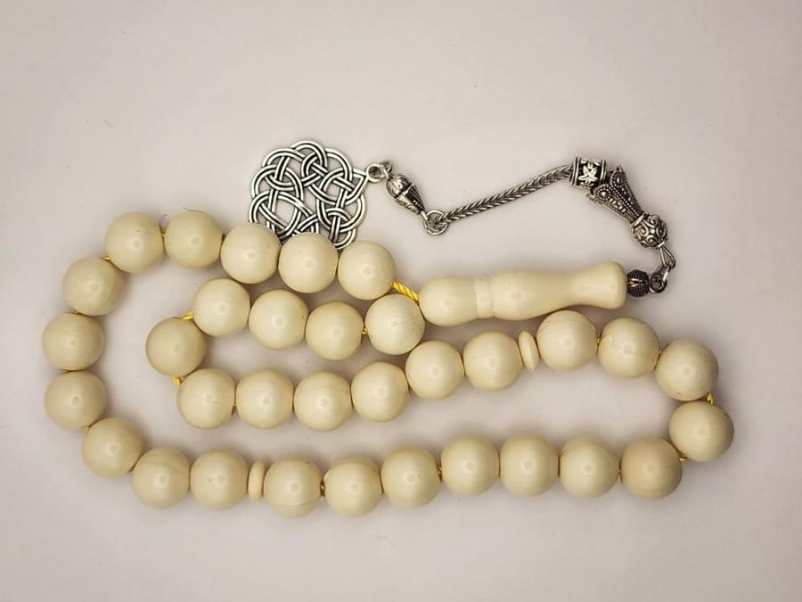 سبحه شبيه العاج مع طربزونه 33 خرزه قص دائري 11.5 ملي