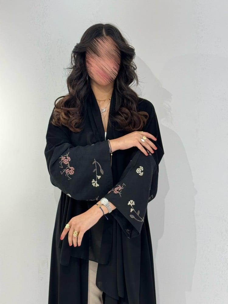 كريب ملكي مع أكمام مطرزه ورد ملون