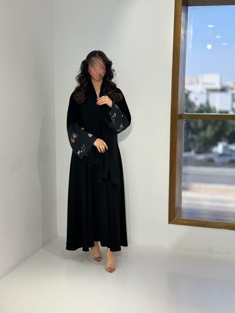 كريب ملكي مع أكمام مطرزه ورد ملون