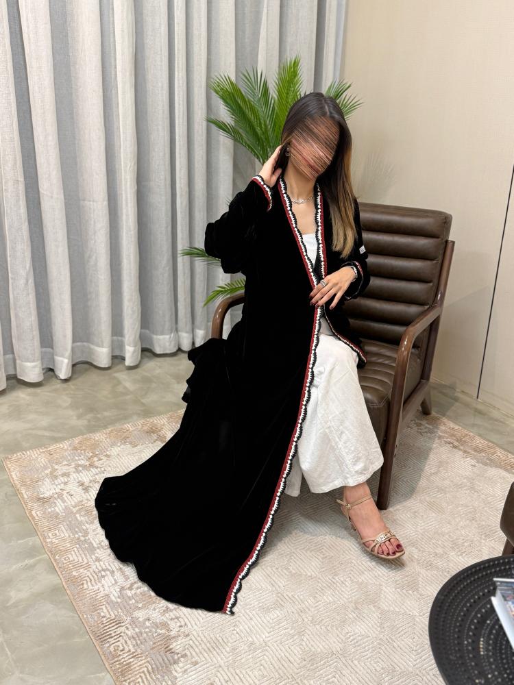 مخمل اسود مع تحديد احمر
