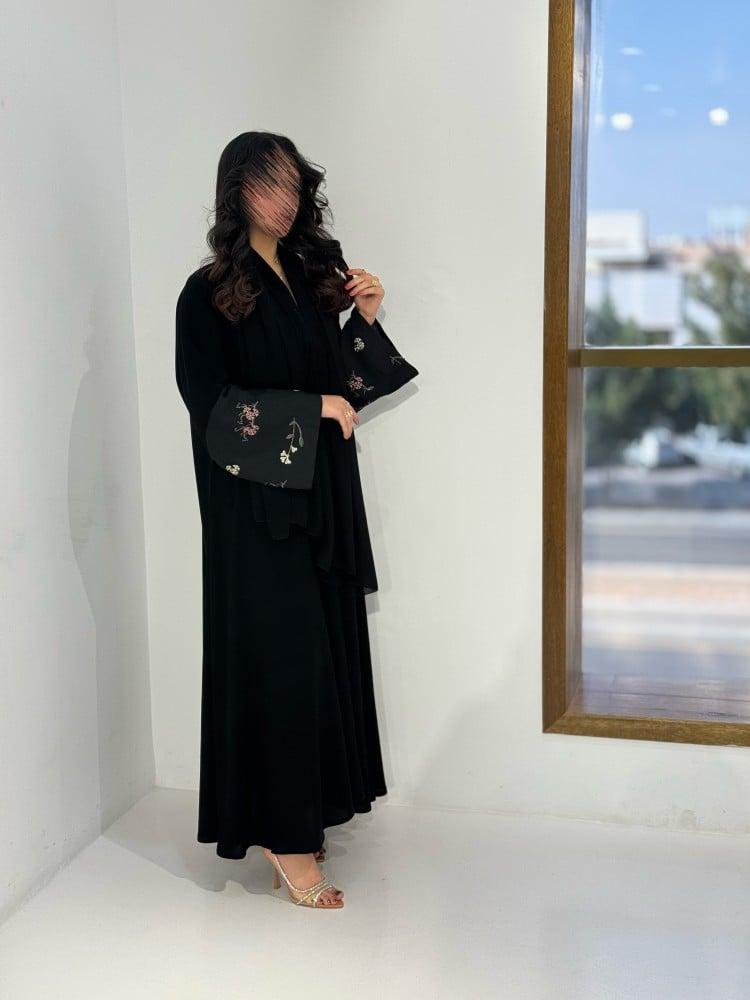 كريب ملكي مع أكمام مطرزه ورد ملون