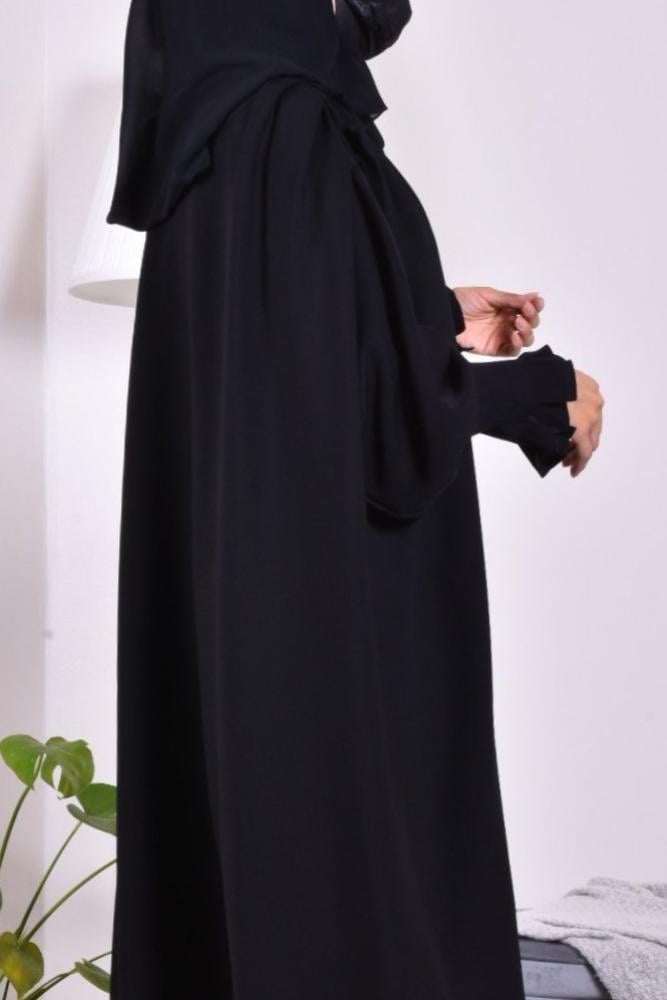 The phrase contains a typo and is not entirely clear. However, based on the context and common usage, it likely means:

"Abaya of elegance - plain"