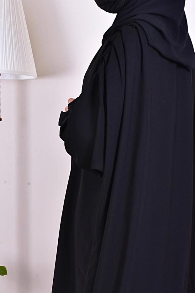 The phrase contains a typo and is not entirely clear. However, based on the context and common usage, it likely means:

"Abaya of elegance - plain"