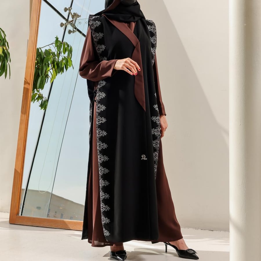 عباية رسمية 3 اسود تطريز بني