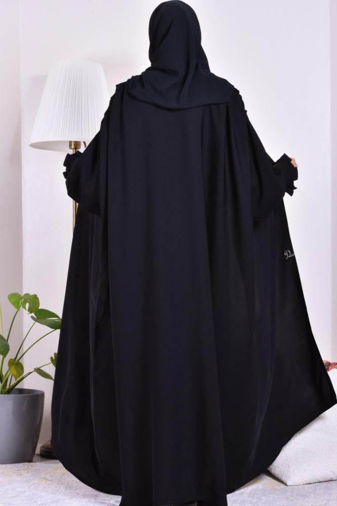 The phrase contains a typo and is not entirely clear. However, based on the context and common usage, it likely means:

"Abaya of elegance - plain"