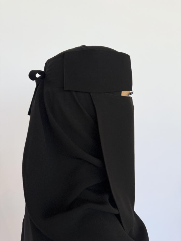 نقاب إسلامي بمطاطين ملكي