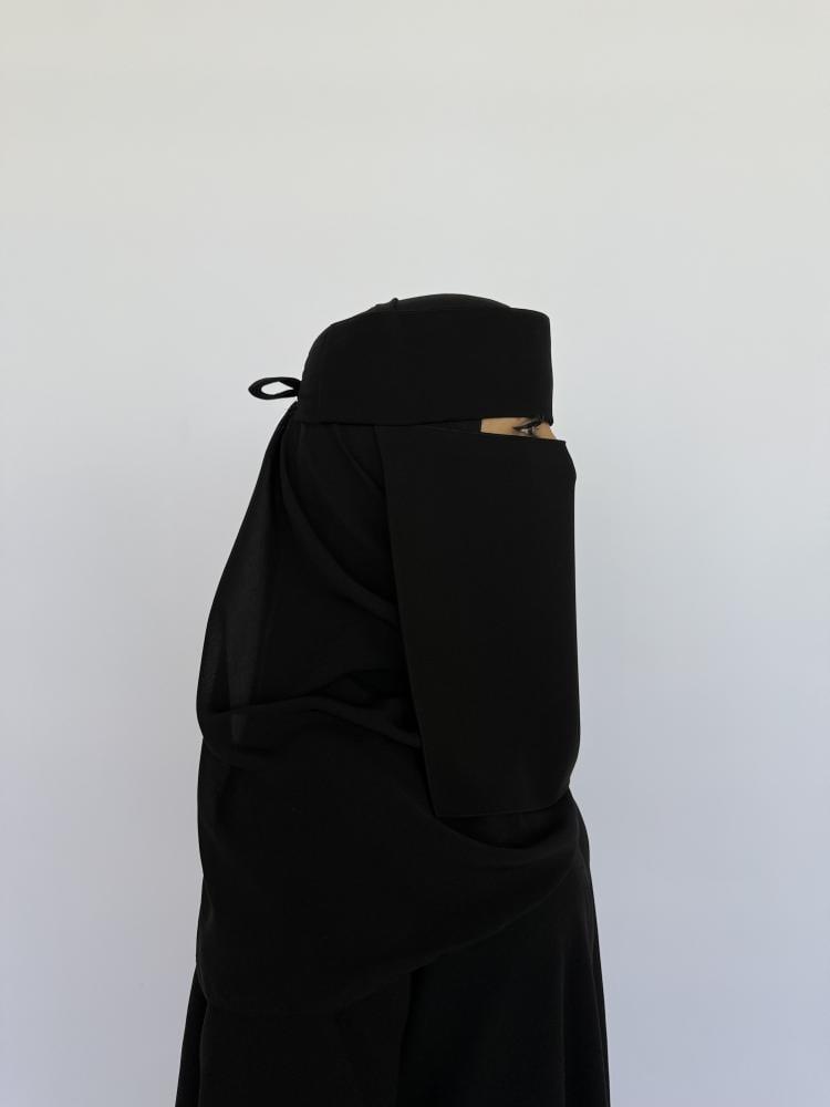 نقاب إسلامي بمطاطين ملكي