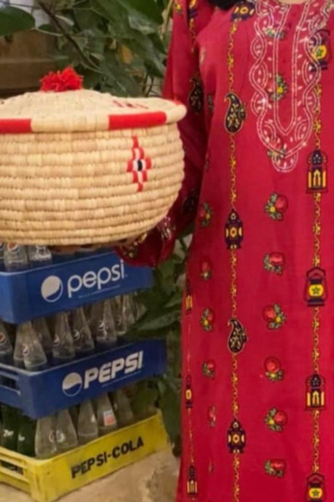 جلابية بنقشة جميلة عالصدر والأكمام. فستان