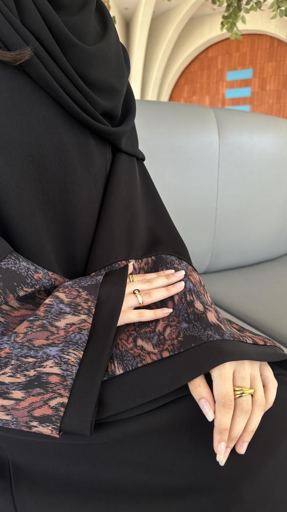 عباية بقماش انترنت مع أكمام كشميري مع طرحة - اسود