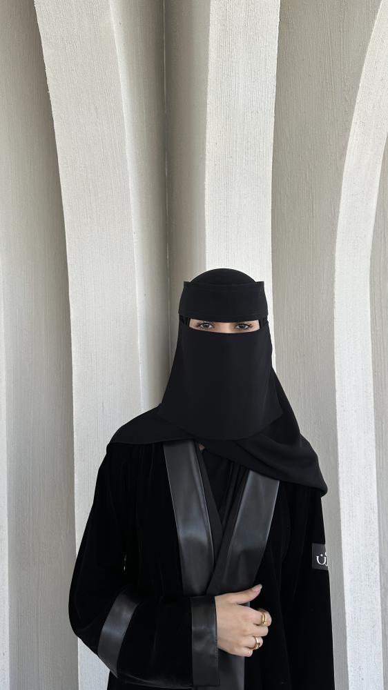 عباية شتوية مخمل مع جلد مع طرحة  ونقاب   — باللون الاسود