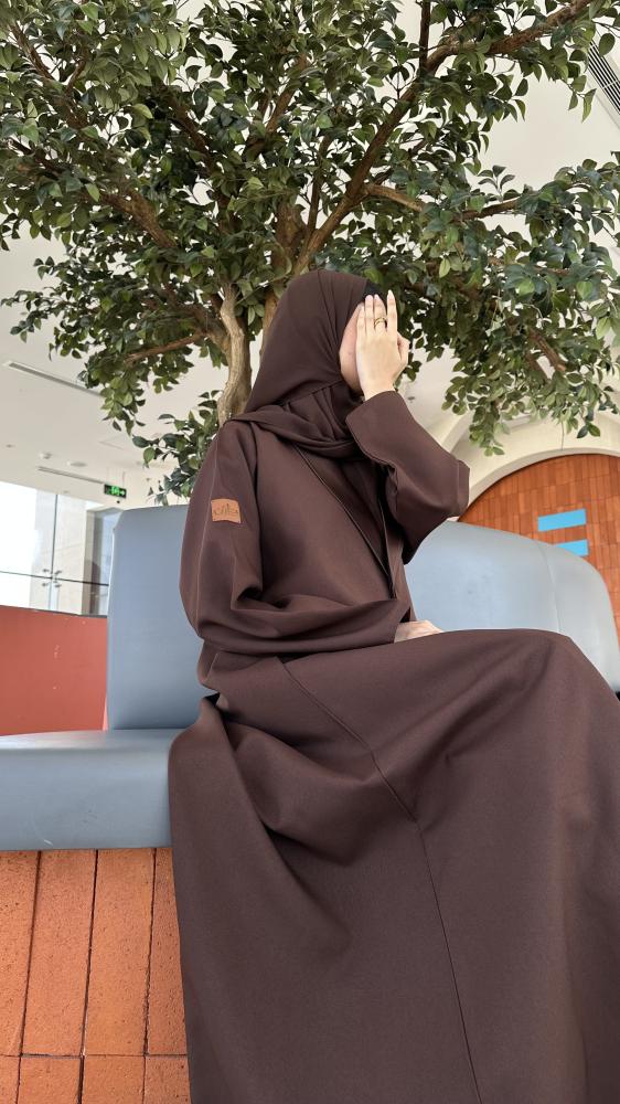 عباية رسمية بأزارير باللون البني —   مع طرحة