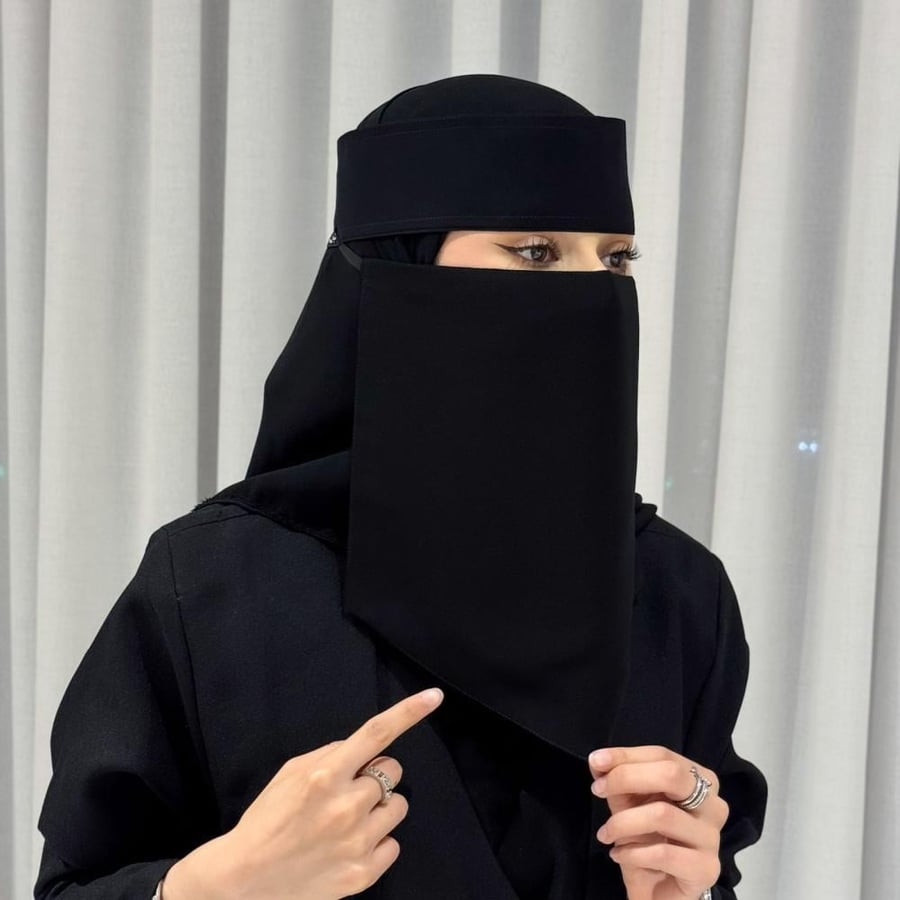 نقاب مثلث بتصميم مريح وجودة عالية يمنحك تغطية مثالية وإطلالة أنيقة