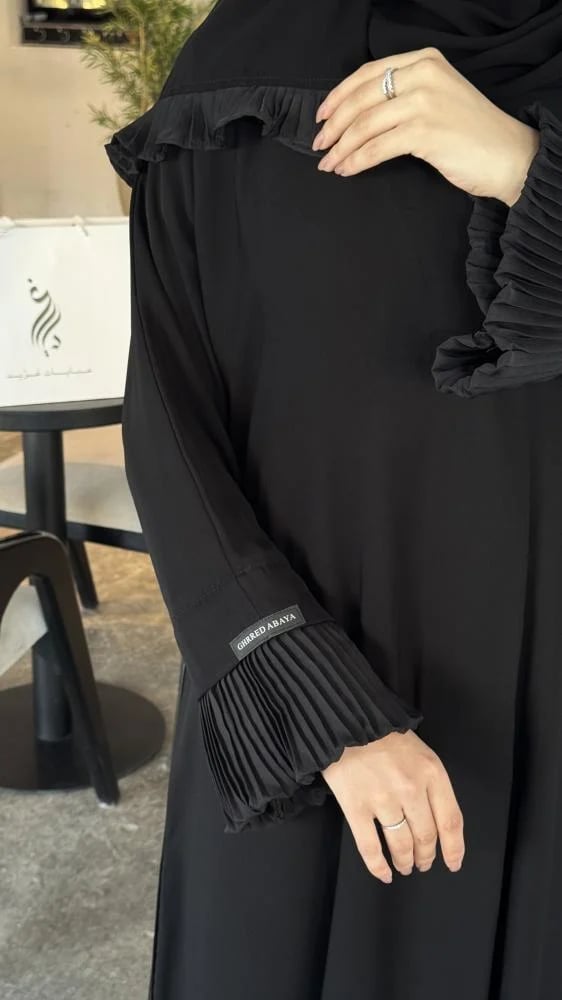 عباية بكسرات بتصميم أنيق يمنحك إطلالة راقية ومميزة