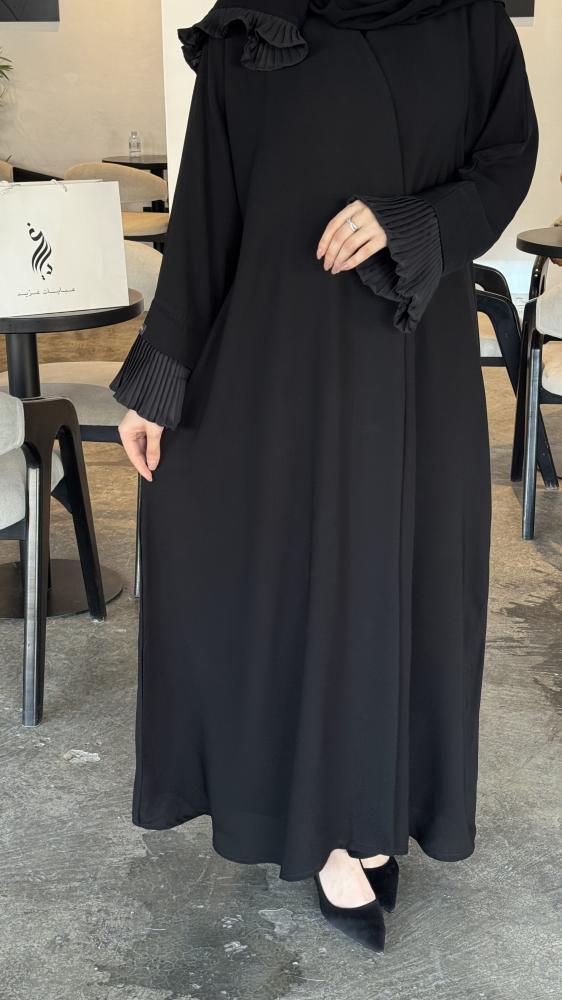 عباية بكسرات بتفصيل أنيق يبرز جمال التصميم وانسيابيته
