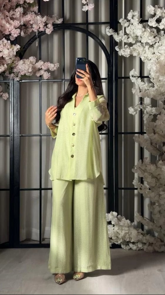 طقم فستقي راقي بنقشة جاكار فاخرة وتصميم عصري