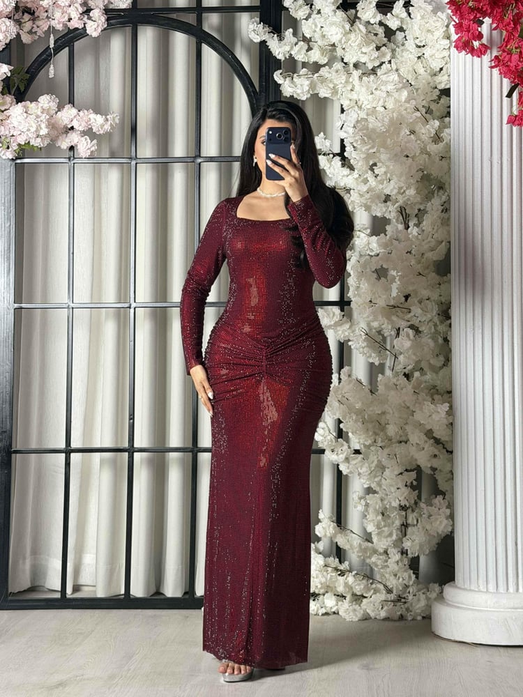 فستان سهرة عنابي مزين بفصوص وكسرات