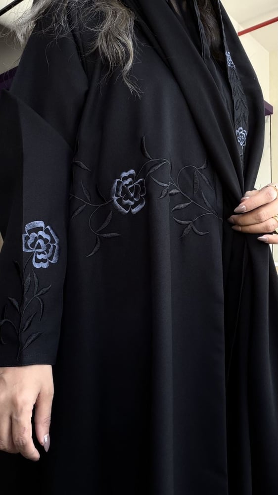 عباية سوداء بتطريز ريش ناعم على الأكمام والجسم