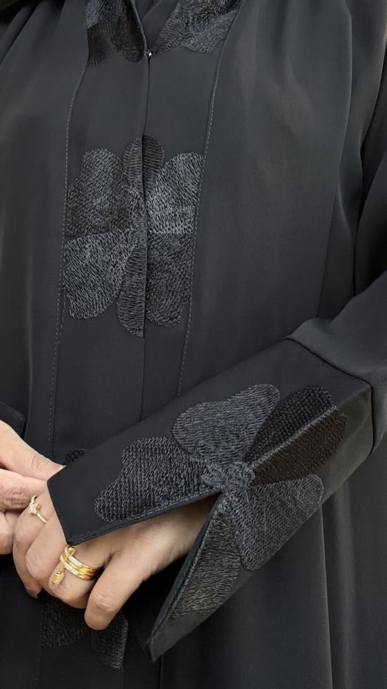 عباية سوداء مطرزة من الأمام والأكمام بنقوش داكنة