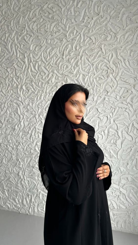 عباية سوداء طويلة بتصميم كلاسيكي مع أكمام مطوية على شكل نصف القمر