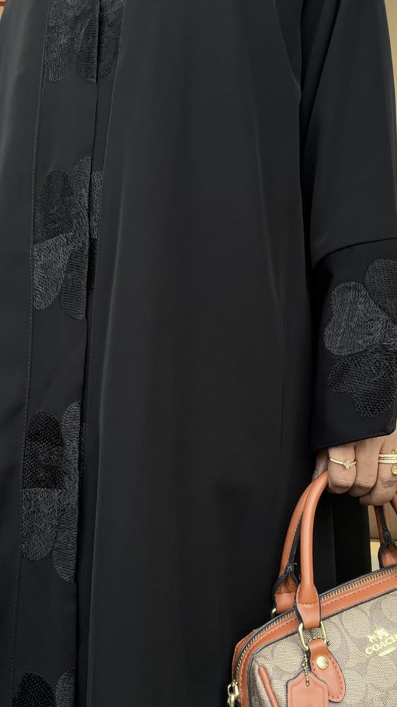 عباية سوداء مطرزة من الأمام بتفاصيل أكمام مطرزة