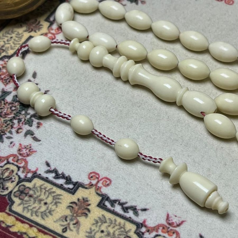 مسباح ضومنه صب قديم -القصة بيض حمام- حجم الخرز 8 م - الشكة :تمليكة