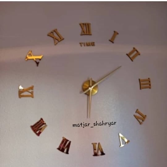 ساعه لاتنيه ذهبي +هديه فراشات ذهبي ثلاثيه الابعاد