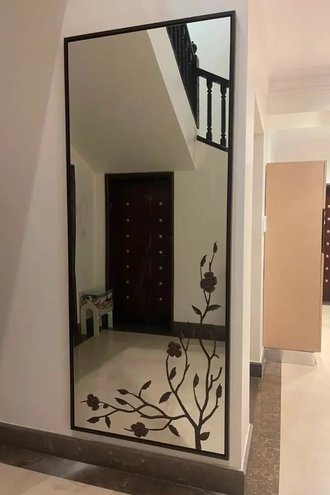 مرآة جدارية بأغصان وورود داكنة برسمة جبسية يدوية