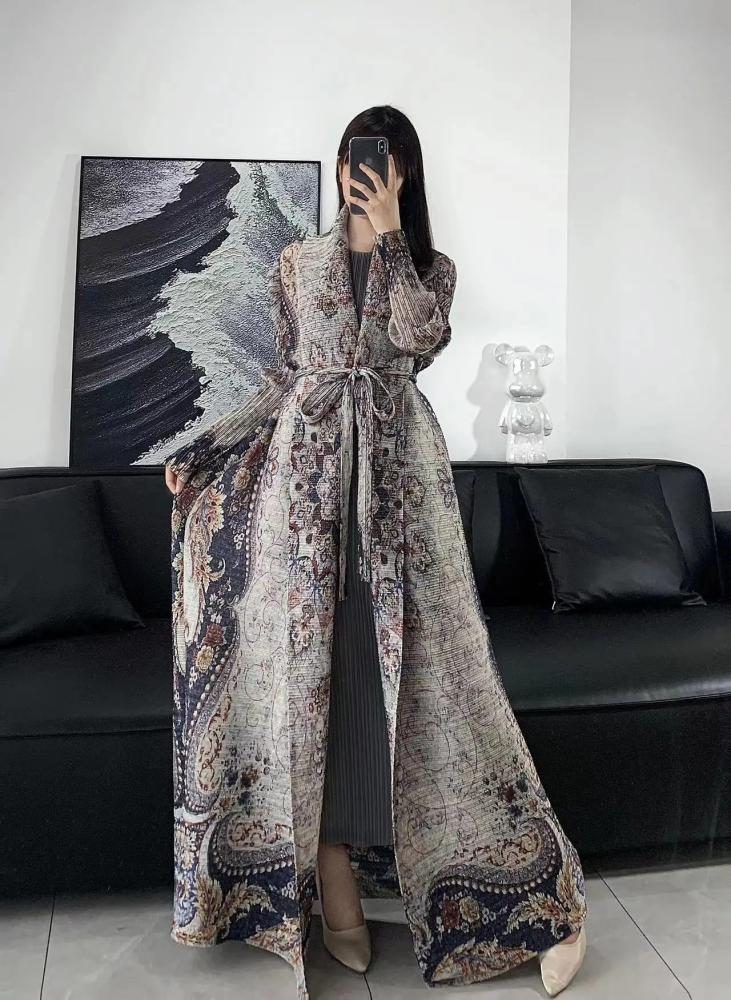 عبايه ملونه