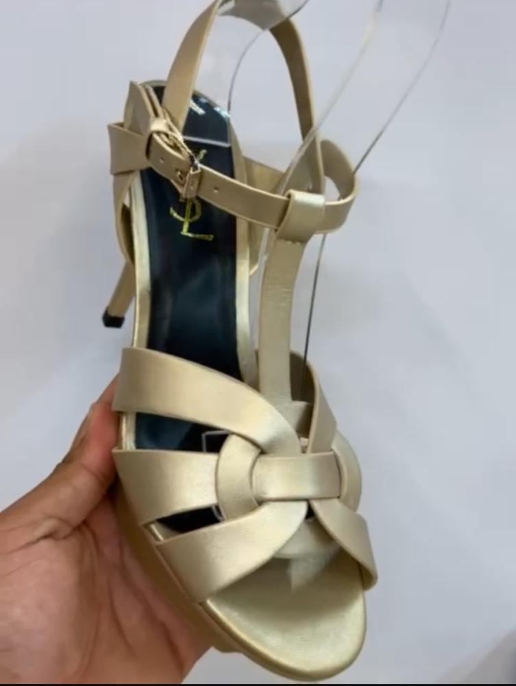 كعب سان لوران ذهبي مطفي