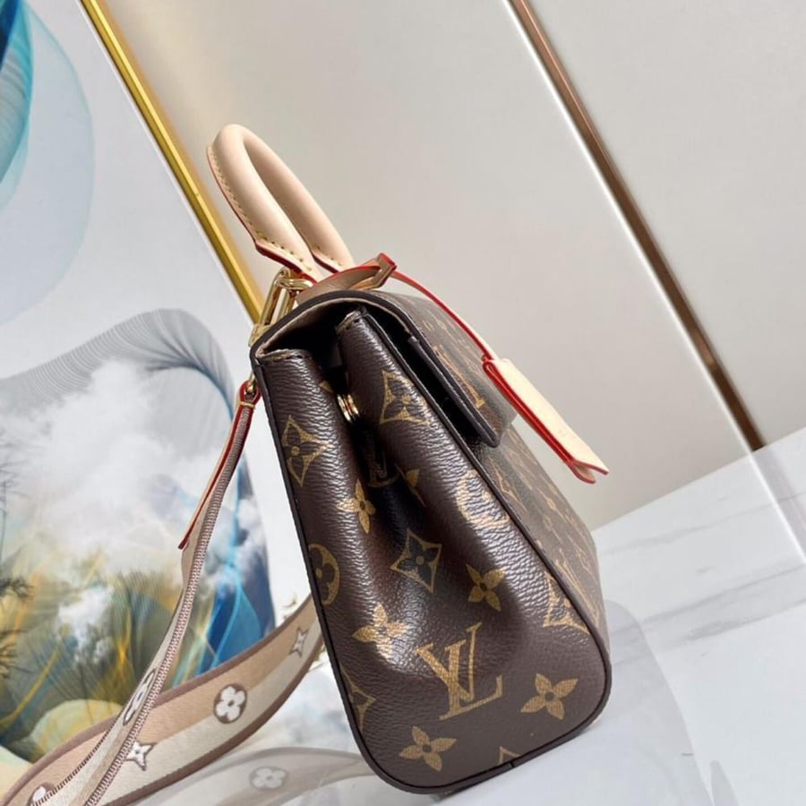 Louis Vuitton bag Clooney includes all accessories