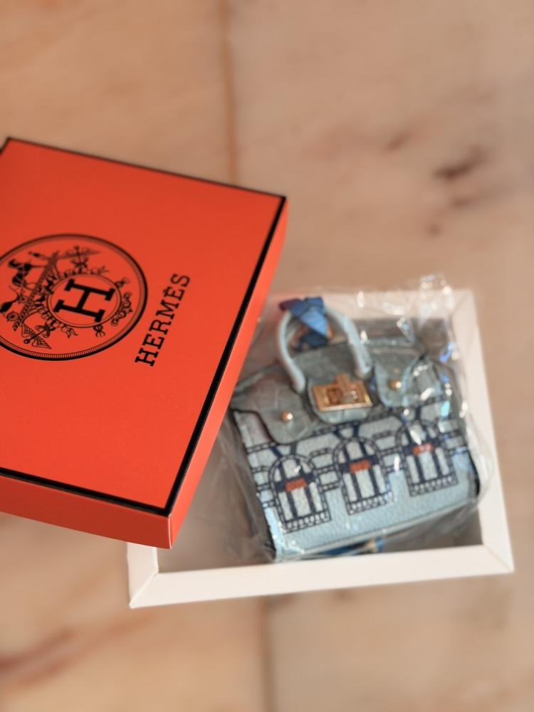 تعليقة شنطة Hermes مع بوكس ايرمز لون سماوي