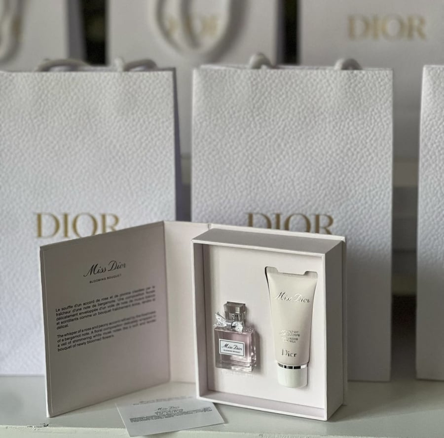 بوكس مس ديور يحتوي على عطر ٥ مل و كريم ٢٠ مل