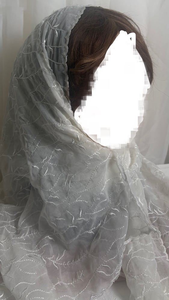 طرحه مطرزة أبيض - سكري
