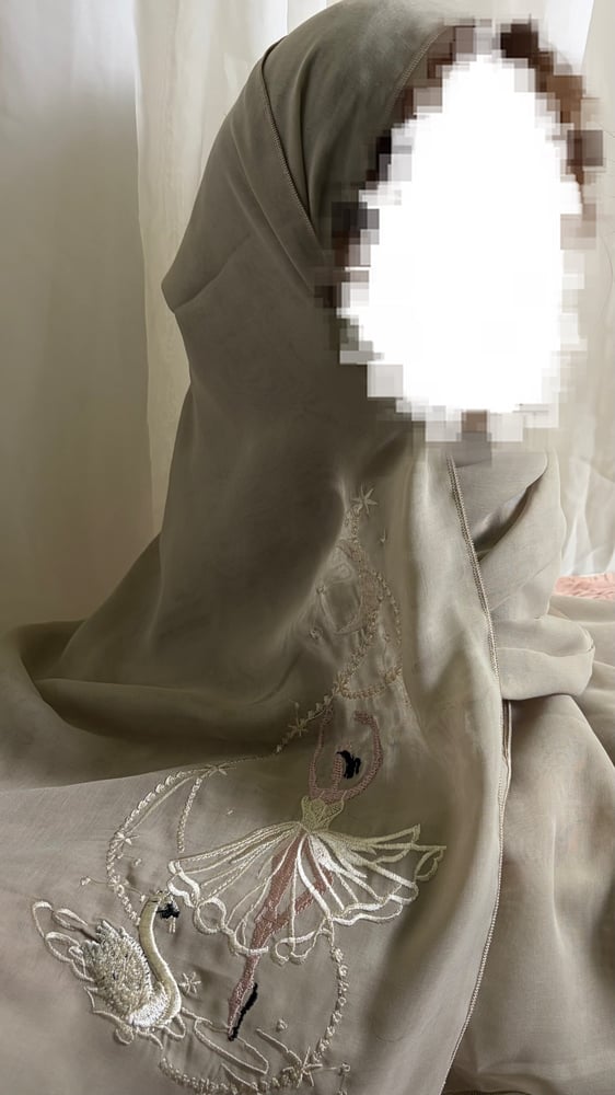طرحه مطرزة بيج - رمادي
