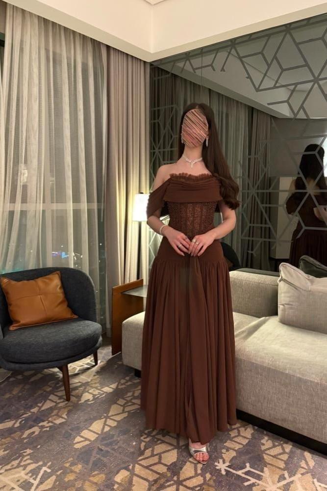 فستان سهرة بني بأكتاف منسدلة وتنورة واسعة