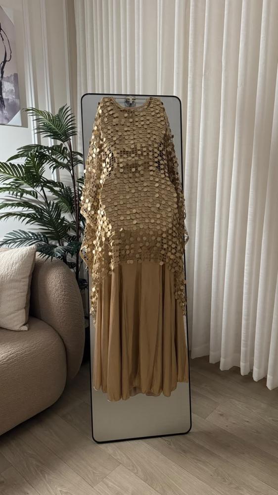 فستان سهرة لامع بكاب شبكي وترتر دائري