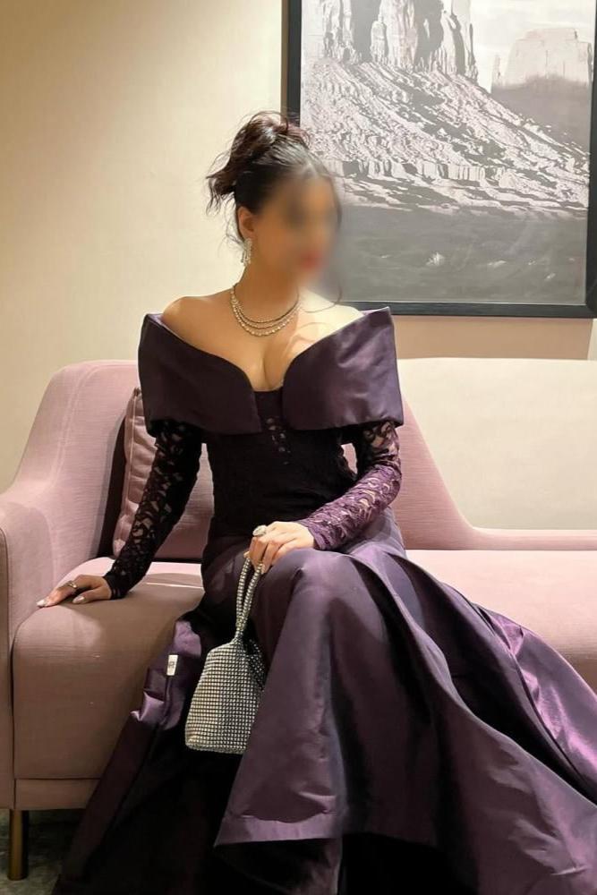 فستان سهرة بنفسجي داكن بأكتاف بارزة وأكمام دانتيل