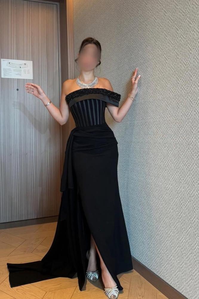 فستان سهرة أسود دون أكتاف بكورسيه مخطط