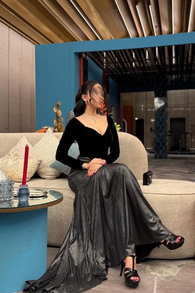 فستان سهرة أسود بكتفين منسدلين وتنورة فضية
