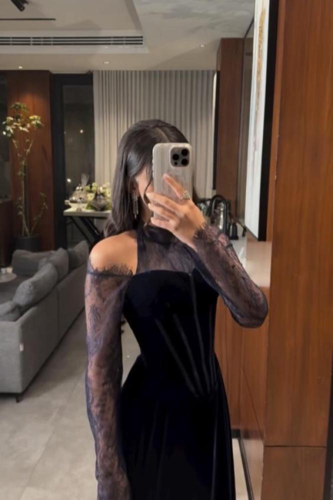 فستان سهرة أسود سترابلس بكورسيه وأكمام دانتيل